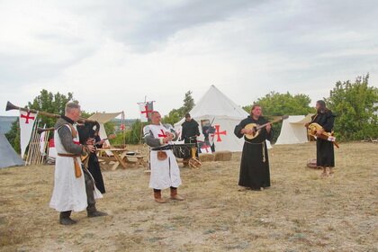 Выступление музыконтов на Крымском военно-историческом фестивале