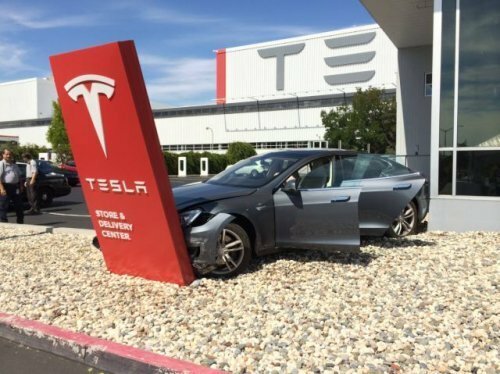 авария Tesla S